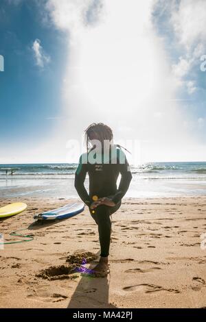 Un internaute qui s'étend sur la plage de Praia do Guincho dans une baie de Cascais, sur la côte par Lisbonne, Portgual Banque D'Images