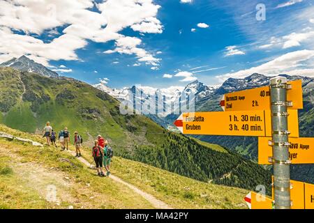 Beaucoup d'indications sur un sentier de randonnée en Valais, Suisse Banque D'Images