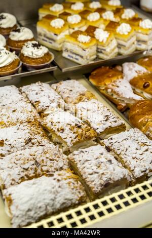 Le gâteau comptoir à Confitería La Campana à Séville, Andalousie, Espagne Banque D'Images