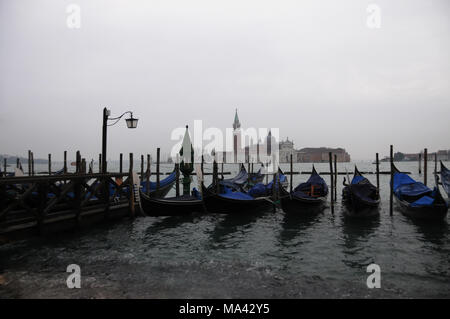 Gondoles amarrées sur le Grand Canal de Venise, vue sur Isola San Giorgio. Banque D'Images