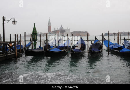 Gondoles amarrées sur le Grand Canal de Venise, vue sur Isola San Giorgio. Banque D'Images