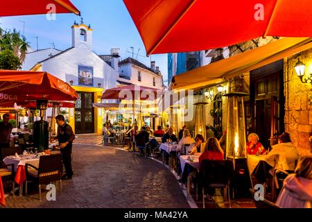 Un restaurant sur la Plaza de los Naranjos de Marbella, Andalousie (Espagne) Banque D'Images