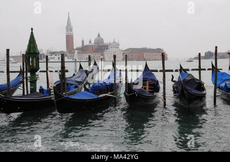 Gondoles amarrées sur le Grand Canal de Venise, vue sur Isola San Giorgio. Banque D'Images