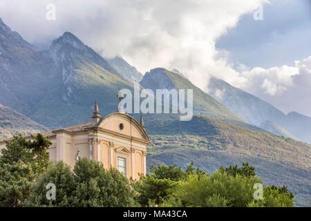 Parrocchia di Malcesine avec les contreforts du Monte Baldo en arrière-plan, Veneto, Italie Banque D'Images