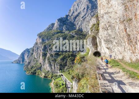 Les vététistes sur la Strada del Ponale au Lac de Garde, Italie Banque D'Images