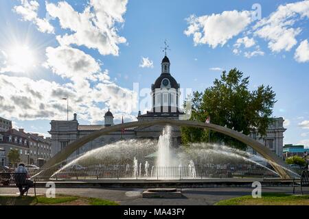 Avis de l'hôtel de ville avec la Fontaine de passage de la Confédération à Kingston, au Canada Banque D'Images