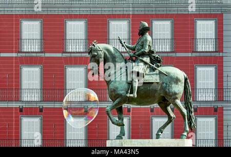 Le horseman statue de Philipp III. sur la Plaza Mayor à Madrid, Espagne Banque D'Images