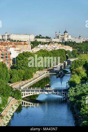 La vue depuis le téléphérique Teleférico de Madrid de la rivière Manzanares, à Madrid, Espagne Banque D'Images