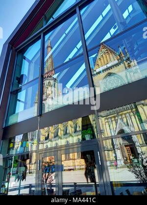 La nouvelle cathédrale (Mariendom) reflète dans la façade en verre de l'hôtel Hotel Am Domplatz à Linz, Autriche Banque D'Images