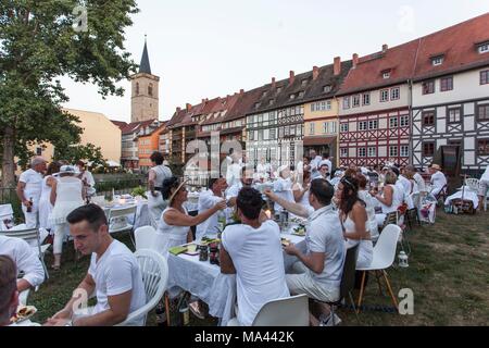 'Dîner en blanc' (le dîner en blanc) en face de la cité médiévale (Krämerbrücke) Pont des Marchands sur la rivière Gera à Erfurt, Thuringe, Allemagne Banque D'Images