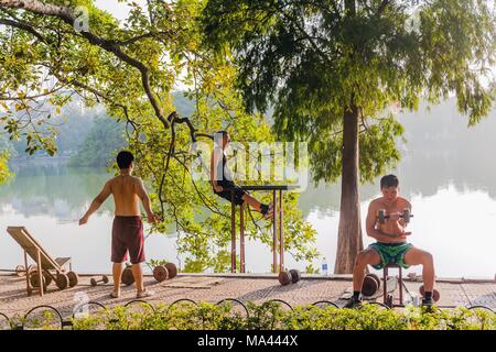 Personnes exerçant dans la matinée à côté du lac Hoan Kiem de Hanoi, Vietnam Banque D'Images