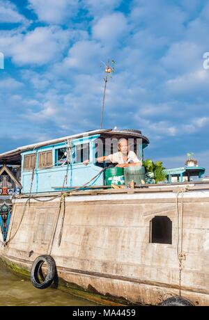 Le marché flottant de Cai Rang sur le delta du Mékong au Vietnam, avec des produits accrochée à un poteau en bambou Banque D'Images