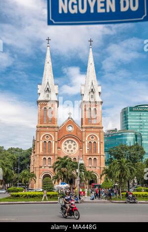 Le style néo-roman 'Notre Dame' cathédrale de l'époque coloniale de la France à Ho Chi Minh Ville, Vietnam Banque D'Images