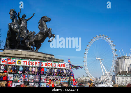 Vue depuis le pont de Westminster, London, UK, vers le London Eye Banque D'Images