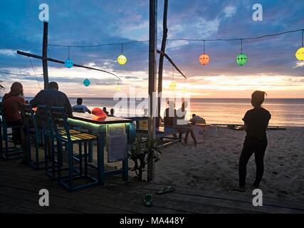 Coucher du soleil à un bar de plage sur l'île de Phu Quoc au Vietnam Banque D'Images