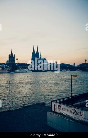 La vue sur le Rhin à la cathédrale de Cologne, Cologne, Allemagne Banque D'Images