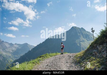 Randonnées à partir de la hutte près de Bad Hindelang Schwarzenberg à l'Engeratsgundsee lac de Bavière Allgäu, Allemagne, Banque D'Images