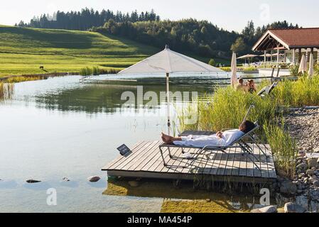 Détente au bord du lac, dans 'Steinhausers Hotel Hochbühl' dans la région de l'Allgäu Allemagne Banque D'Images