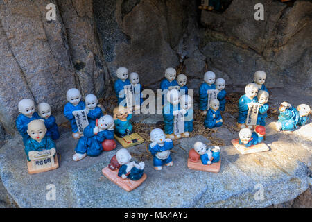 Busan, Corée du Sud - 27 mars 2018 : peu de figurines au moine Haedong Yonggungsa temple balnéaire à Pusan, Corée Banque D'Images