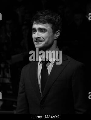 Londres, Royaume-Uni, 17 octobre 20113. ( Image modifiée numériquement à monochrome )Daniel Radcliffe participe à la Kill your Darlings projection pendant le 57e Festival du Film de l'IAB à l'Odeon West End à Londres Banque D'Images