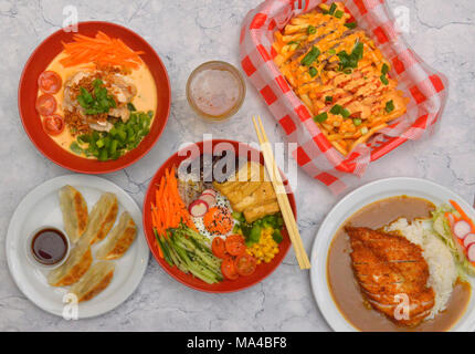 Une sélection de plats coréens, y compris le tofu et champignons bimbimbap, kimchi de boeuf, poulet au curry rouge, légumes, boulettes de poulet au curry croustillant de panko katsu. Banque D'Images