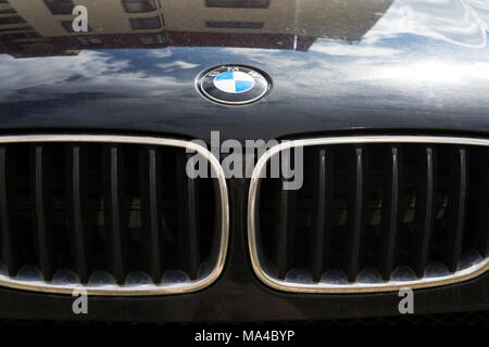 Logo Bmw Sur Le Capot De La Vraie Voiture Photo éditorial - Image