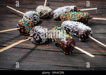 Chocobanana - dessert traditionnel au Guatemala de bananes congelées trempé dans du chocolat chaud. Banque D'Images