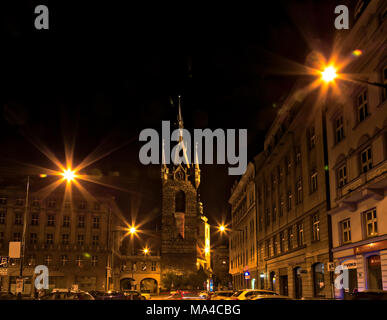 PRAGUE, RÉPUBLIQUE TCHÈQUE - 27 août 2014 : voitures de course dans la rue de Prague la nuit Banque D'Images