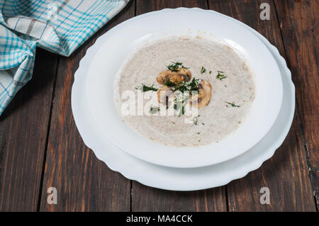Bol de soupe crémeuse aux champignons sur le bois. Banque D'Images