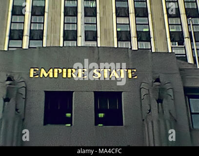 New York, United States America - 1981 : Ancien Empire State Building façade entrée dans Manhattan de Street View. USA Archives sur 80s. Banque D'Images