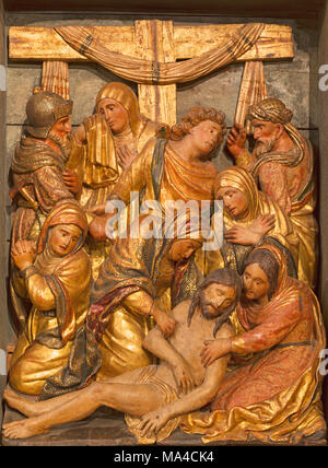 Saragosse, Espagne - 3 mars 2018 : La renaissance sculpté polychome soulagement de la déposition de la corss dans l'église Iglesia de San Miguel de los Navarros b Banque D'Images