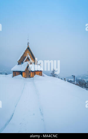 Reinli, Norvège - le 26 mars 2018 : vue extérieure de l'Église, à Reinli Région de Valdres, couverte de neige en hiver. Banque D'Images