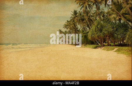 Plage tropicale avec palmiers. Le Sri Lanka. Photo dans le style rétro. Ajouté la texture de papier. Banque D'Images