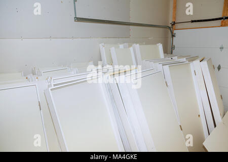 Intérieur d'une maison en rénovation à l'intérieur de la construction de l'intestin avec l'installation de cloisons sèches et travaux de construction en cours Banque D'Images