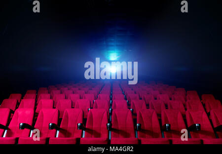 Salle de cinéma intérieur avec des fauteuils rouges et de travail projecteur Banque D'Images