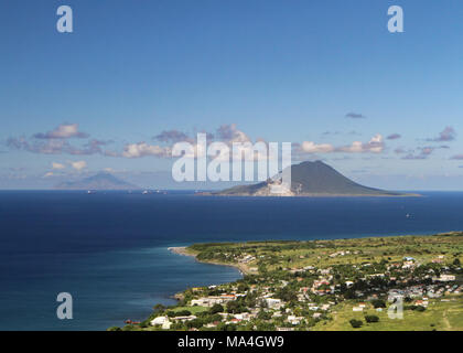 Les îles de St Barthelmy et St Marten vu de St Kitts Banque D'Images