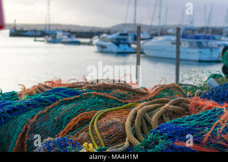 Des cordes, des filets de pêche et des yachts de luxe Banque D'Images