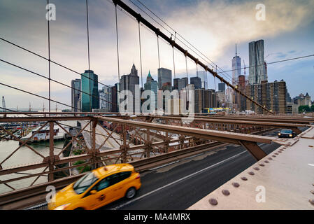 La ville de New York, USA - Juin 08, 2015 : Le trafic y compris un Taxi New York traverse le pont du centre-ville de Manhattan en arrière-plan vers Brooklyn. Banque D'Images