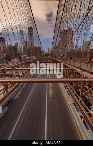 La ville de New York, USA - Juin 08, 2015 : Le trafic y compris un Taxi New York traverse le pont du centre-ville de Manhattan en arrière-plan vers Brooklyn. Banque D'Images