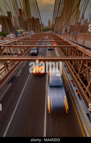 La ville de New York, USA - Juin 08, 2015 : Le trafic y compris un Taxi New York traverse le pont du centre-ville de Manhattan en arrière-plan vers Brooklyn. Banque D'Images