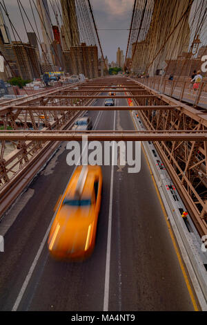 La ville de New York, USA - Juin 08, 2015 : Le trafic y compris un Taxi New York traverse le pont du centre-ville de Manhattan en arrière-plan vers Brooklyn. Banque D'Images