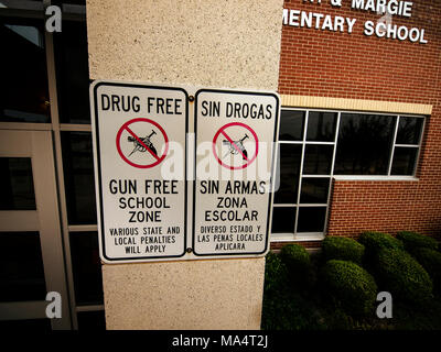 Avec le risque de coups de feu, et des trafiquants de drogue, une école élémentaire à Irving au Texas posts un avertissement en anglais et en espagnol qu'il n'y a pas d'armes à feu autorisé. En 2016, les panneaux installés dans les écoles du Texas. Est-ce que parents, enseignants et les élèves se sentent en sécurité ? Banque D'Images
