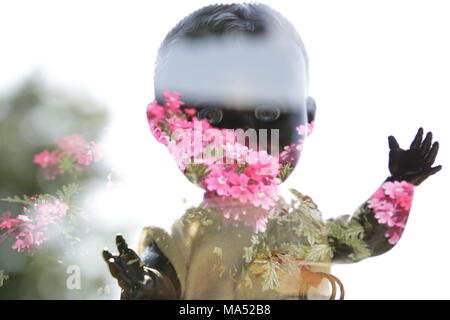 Tête de poupée avec les fleurs et les plantes en double exposition Banque D'Images