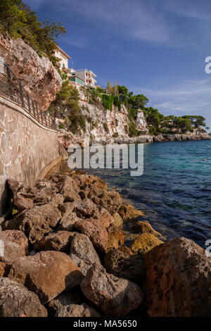 Rocky plage méditerranéenne à Portochristo, Majorque Banque D'Images