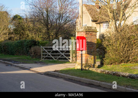 French Village rouge post box, Hexton, Hertfordshire, Royaume-Uni Banque D'Images