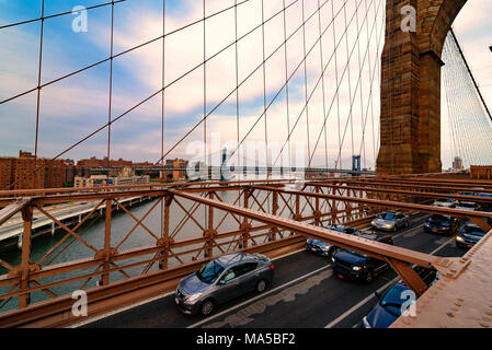 La ville de New York, USA - Juin 08, 2015 : Le trafic y compris un Taxi New York traverse le pont du centre-ville de Manhattan en arrière-plan vers Brooklyn. Banque D'Images