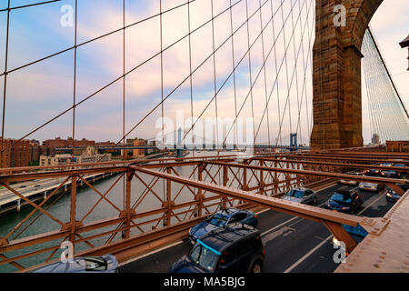 La ville de New York, USA - Juin 08, 2015 : Le trafic y compris un Taxi New York traverse le pont du centre-ville de Manhattan en arrière-plan vers Brooklyn. Banque D'Images