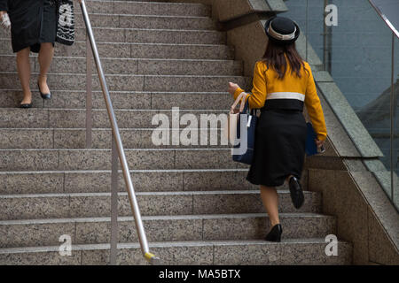 L'Asie, Japon, Nihon, Nippon, Tokyo, Marunouchi, Chiyoda, Tokyo International Forum, woman on stairs Banque D'Images