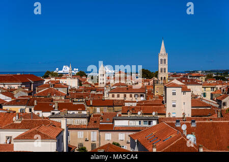 La Croatie, Dalmatie, Zadar, Vieille Ville avec beffroi de l'église Sveta Marije et la cathédrale Sveta Stosija, vue de la tour de l'townmajor Banque D'Images