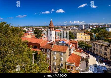 La Croatie, Dalmatie, Zadar, Petra Zoranica Trg Town Square, clocher de l'église Sveti Simun, vue de la tour de l'townmajor Banque D'Images